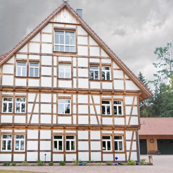 Gefache mit Lehmsteinen ausgemauert und mit Kalk-Trass Putz verputzt