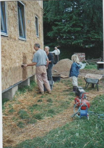 Anbringen des Aussenputzes an einem Strohballenhaus